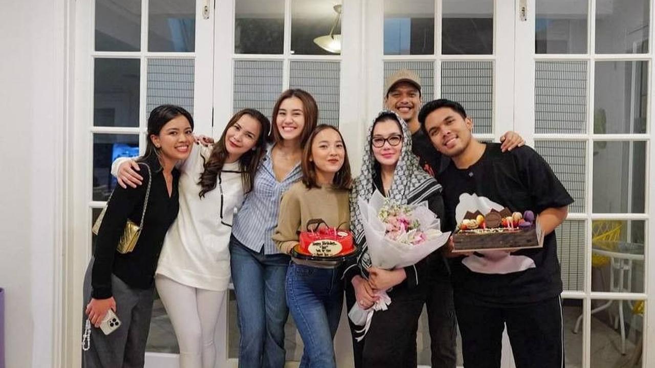 Aaliyah Massaid rupanya mempersiapkan kejutan di hari ulang tahun sang ibunda, Reza Artamevia. Aaliyah diketahui begitu dekat dengan sang ibu.