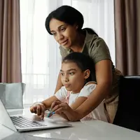 Kemampuan menghargai waktu merupakan bagian dari proses belajar yang  akan berkembang seiring bertambahnya usia anak (Sumber: Pexels.com)