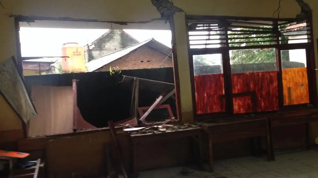 Sekolah di Depok ambruk