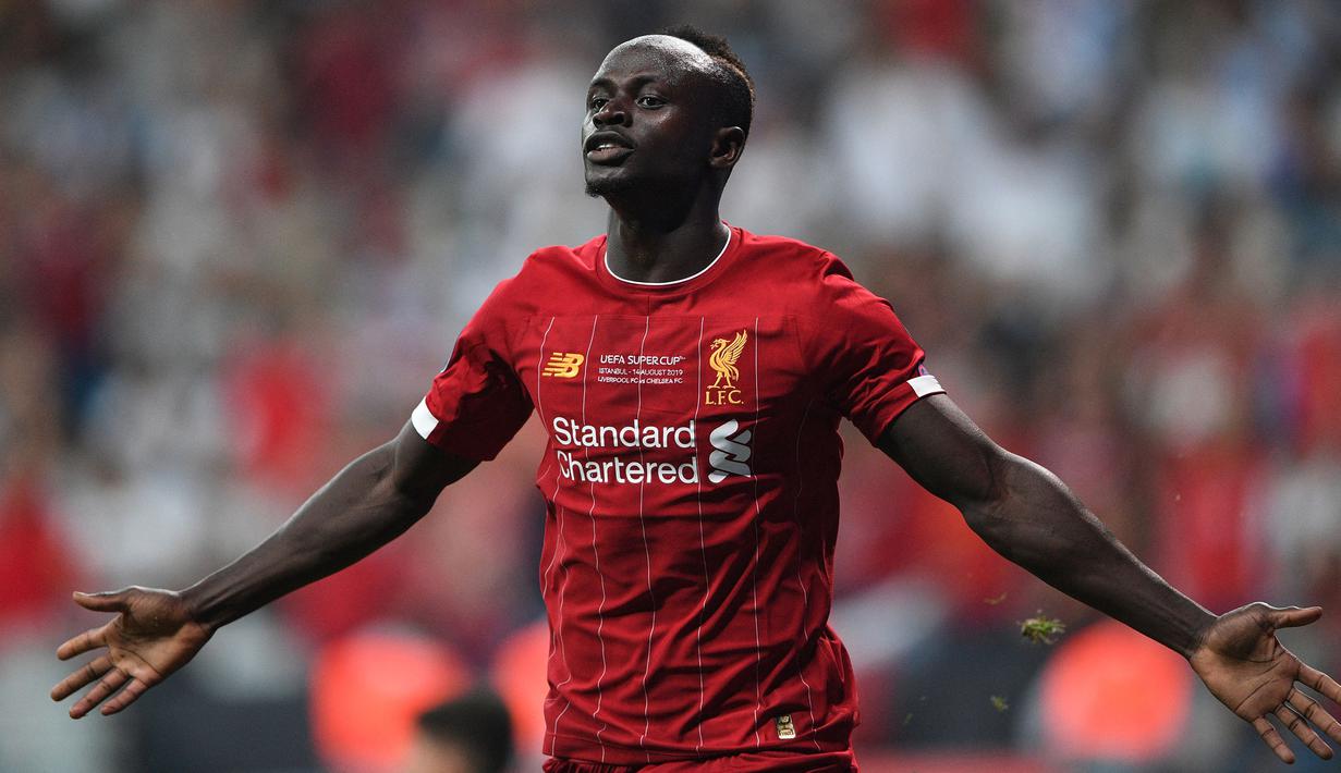 Sadio Mane menjadi salah satu pendulang gol Liverpool musim lalu. Pemain berkebangsaan Senegal ini tercatat mencetak 16 gol dan 9 assist dari 48 pertandingannya. Berkat jasanya, The Reds mampu pertahankan peringkat tiga besar Liga Inggris musim 2020/2021. (Foto: AFP/Bulent Kilic)
