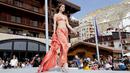 Model berjalan membawakan koleksi lingerie dalam peragaan busana bagian dari Festival Ski dan Mode di resor ski Faraya, dekat Beirut, Lebanon, Minggu (4/3). Pemandangan pegunungan bersalju menjadi latar belakang fashion show itu. (ANWAR AMRO/AFP)