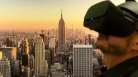 Pengunjung mengenakan kacamata Virtual Reality (VR) 3D untuk melihat karya seni berupa poster pemandangan New York dalam pameran bertajuk 'Tricked! - The Spectacular Illusion Exhibition' di Kastil Augustusburg, Jerman, 1 Oktober 2019. (AP/Jens Meyer)