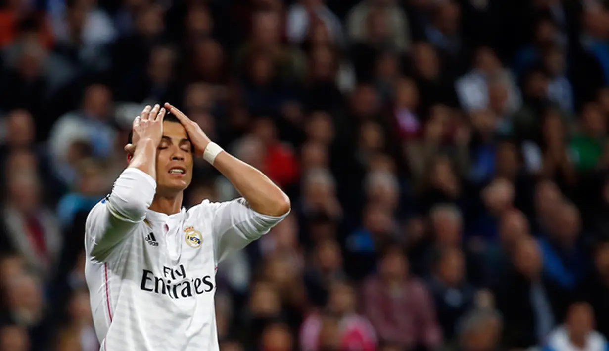 Penyerang Real Madrid, Cristiano Ronaldo Terlihat sedih usai timnya bermain imbang melawan Villareal pada laga Liga Spanyol di Santiago Bernabeu, Spanyol, (1/3/2015). Real Madrid bermain imbang dengan Villareal (1-1).  (Reuters/Susana Vera)