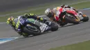 Pebalap Valentino Rossi (depan) beradu cepat dengan pebalap Dani Pedrosa pada MotoGP di Sirkuit Indianapolis, AS, Senin (10/8/2015). Pada balapan itu Marquez menjadi yang tercepat diikuti Lorenzo dan Rossi ditempat kedua dan ketiga. (Getty Images/AFP)