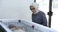 Kerabat saat melihat jenazah Yana Zein di rumah duka Fatmawati, Jakarta, Kamis (1/6). Yana Zein meninggal dunia pada usai 44 tahun. (Liputan6.com/Herman Zakharia)