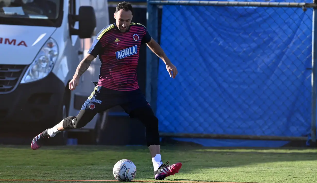 Kapten dan kiper timnas Kolombia David Ospina menendang bola selama sesi latihan menjelang perebutan juara ketiga Copa America 2021 melawan Peru, di Brasilia, Brasil, Kamis (8/7/2021). Laga Kolombia vs Peru akan digelar di Stadion Nasional, Sabtu, 10 Juli pada pukul 07.00 WIB. (EVARISTO SA/AFP)