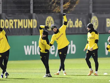 Penyerang Borussia Dortmund, Erling Haaland (tengah) berlatih bersama rekan-rekannya selama sesi latihan di Dortmund, Jerman, Senin (23/11/2020). Dortmund akan bertanding melawan  Club Brugge pada Grup F Liga Champions. (AP Photo/Martin Meissner)
