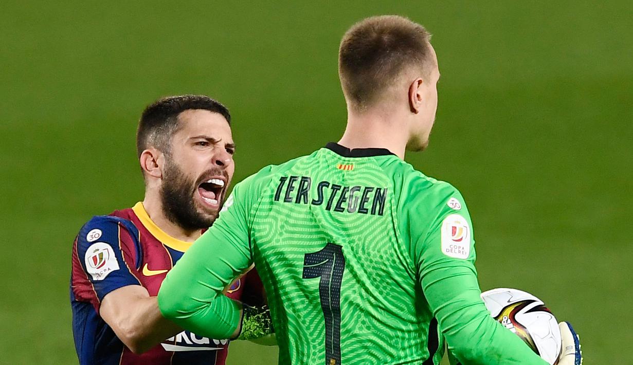 Bek Barcelona, Jordi Alba (kiri) memberi selamat kiper Marc-Andre ter Stegen usai mementahkan tendangan penalti Sevilla dalam laga leg kedua semifinal Copa Del Rey 2020/21 di Camp Nou Stadium, Rabu (3/3/2021). Barcelona menang 3-0 melalui extra time dan lolos ke babak final. (AFP/Josep Lago)