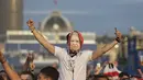 Suporter Inggris menggunakan topeng Ratu Elizabeth II saat menyaksikan laga Grup B Piala Eropa 2016 antara Inggris melawan Rusia di fan zone sekitar Menara Eiffel, Prancis, Sabtu (11/6/2016). (AFP/Geoffroy Van Der Hasselt)