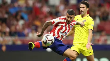 Pemain depan Atletico Madrid Angel Correa (kiri) bersaing dengan bek Villarreal Alfonso Pedraza pada pekan kedua LaLiga 2022/2023 di Stadion Wanda Metropolitano, Madrid, Senin (22/8/2022) dini hari WIB. Atletico Madrid menelan kekalahan kandang kala menjamu Villarreal dengan skor 0-2. (Photo by Thomas COEX / AFP)