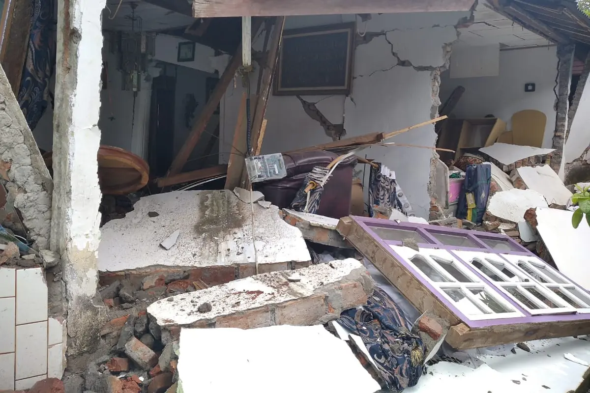Bangunan rusak akibat gempa magnitudo 6,1 yang berpusat di Pasaman Barat.