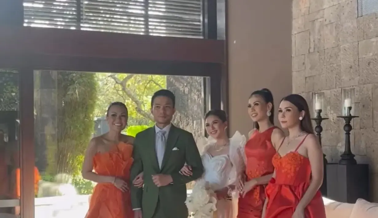 Yakup Hasibuan sendiri tampil dengan setelan jas. Kemeja putih dengan dasi ditumpuk setelan jas yang berwarna serasi dengan celana panjangnya. Foto: Instagram.