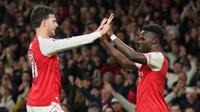 Pemain Arsenal Bukayo Saka merayakan gol bersama Declan Rice dalam pertandingan Liga Champions&nbsp;melawan Olympiacos di Stadion Emirates, London, Inggris, Kamis,&nbsp;2 Oktober 2025. (AP Photo/Kin Cheung)