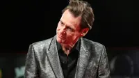 Ekspresi Jim Carrey saat menghadiri pemutaran film 'Jim and Andy: The Great Beyond' selama Festival Film Venice ke-74 di Venesia, Italia, (5/9). Jim Carrey tampil keren dengan jas berwarna abu-abu. (AFP Photo/Domenico Stinellis)