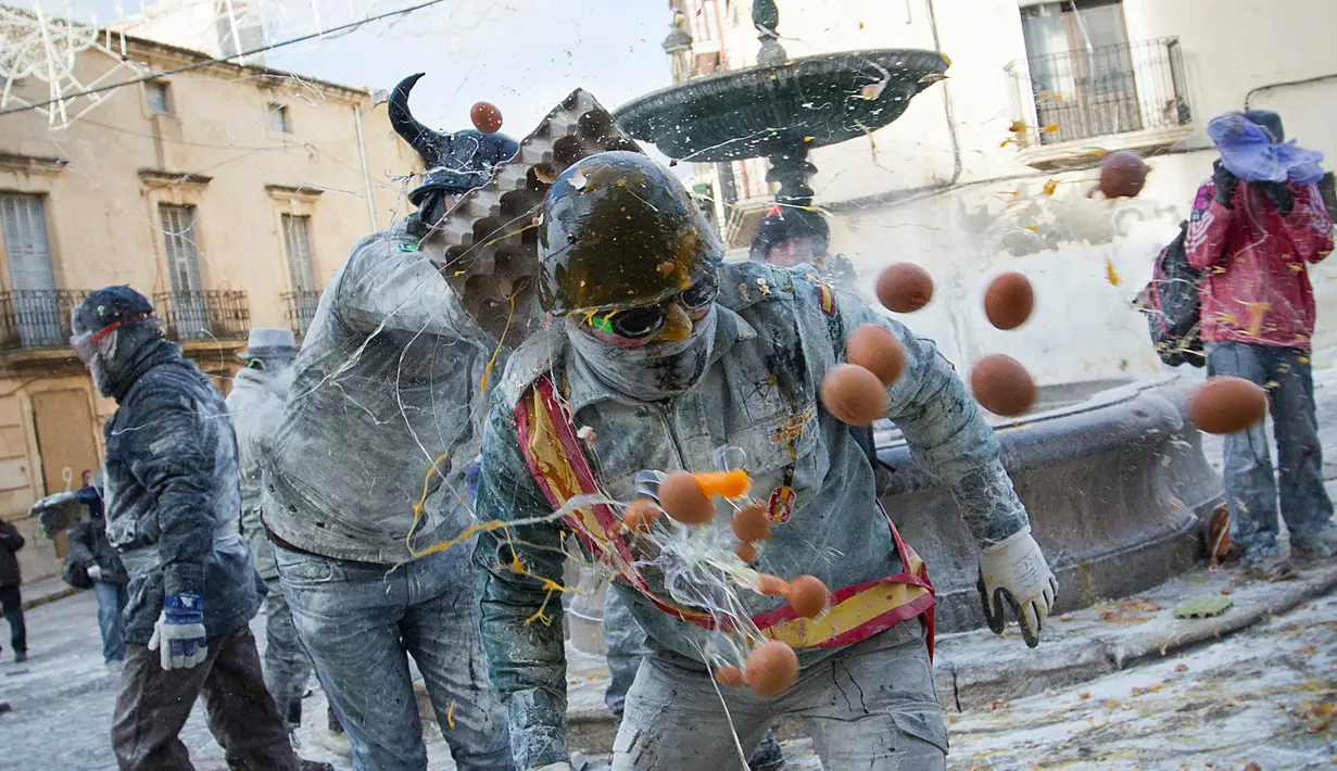 Peserta saat saling melempar tepung dan telur saat mengikuti festival tradisional Els Enfarinats di Ibi, Alicante, Spanyol (28/12). (AFP Photo/Jaime Reina)