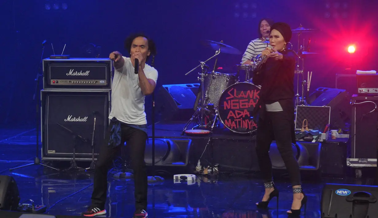 Diatas panggung, Kaka Slank berkolaborasi dengan rocker Nicky Astria. Sebelum menyanyikan lagu Jarum Neraka, Kaka sempat berbincang mengenai musisi tahun 80-an yang dikelilingi narkoba. (Nurwahyunan/Bintang.com)