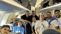 Pemain Timnas Argentina di pesawat Garuda Indonesia dalam perjalanan ke Buenos Aires. (Instagram Alexis Mac Allister)