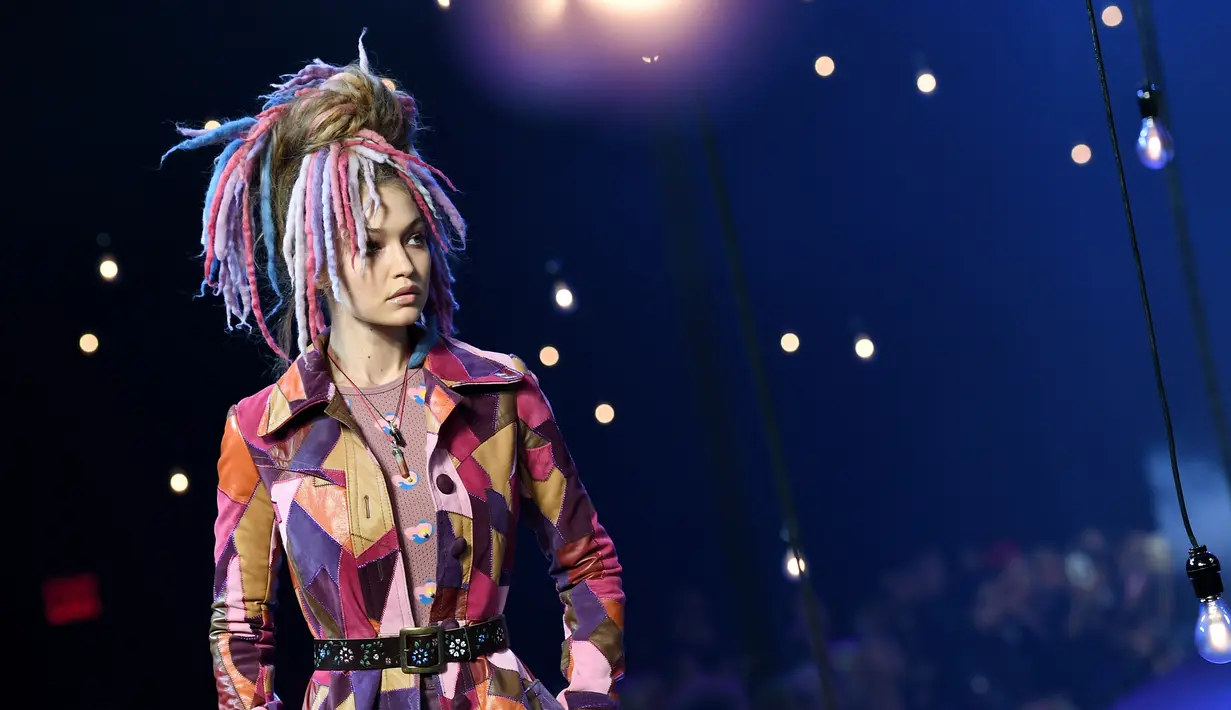 Model cantik Gigi Hadid mengenakan busana rancangan terbaru Marc Jacobs untuk koleksi spring 2017 pada gelaran New York Fashion Week di New York, Kamis (15/9). Gigi mengubah penampilannya dengan wig mirip rambut gimbal berwarna-warni. (Angela WEISS/AFP)