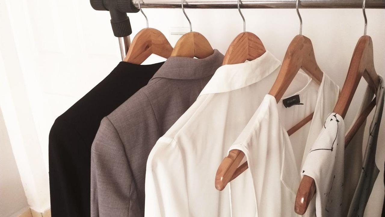 2. Mengenakan Baju Terbalik