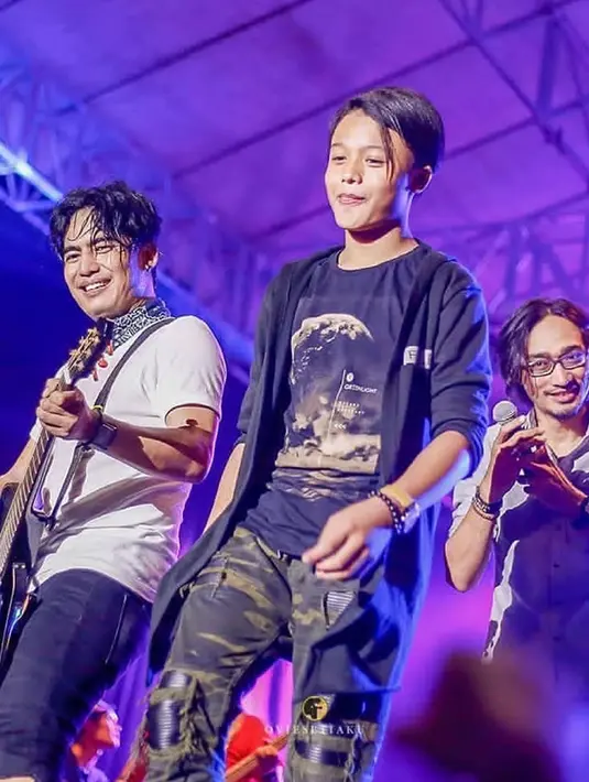 Sama seperti pepatah buah jatuh tidak jauh dari pohonnya. Itulah yang menggambarkan Restu dengan Charly. Memiliki bakat dalam dunia musik. (Liputan6.com/IG/@restuvht)