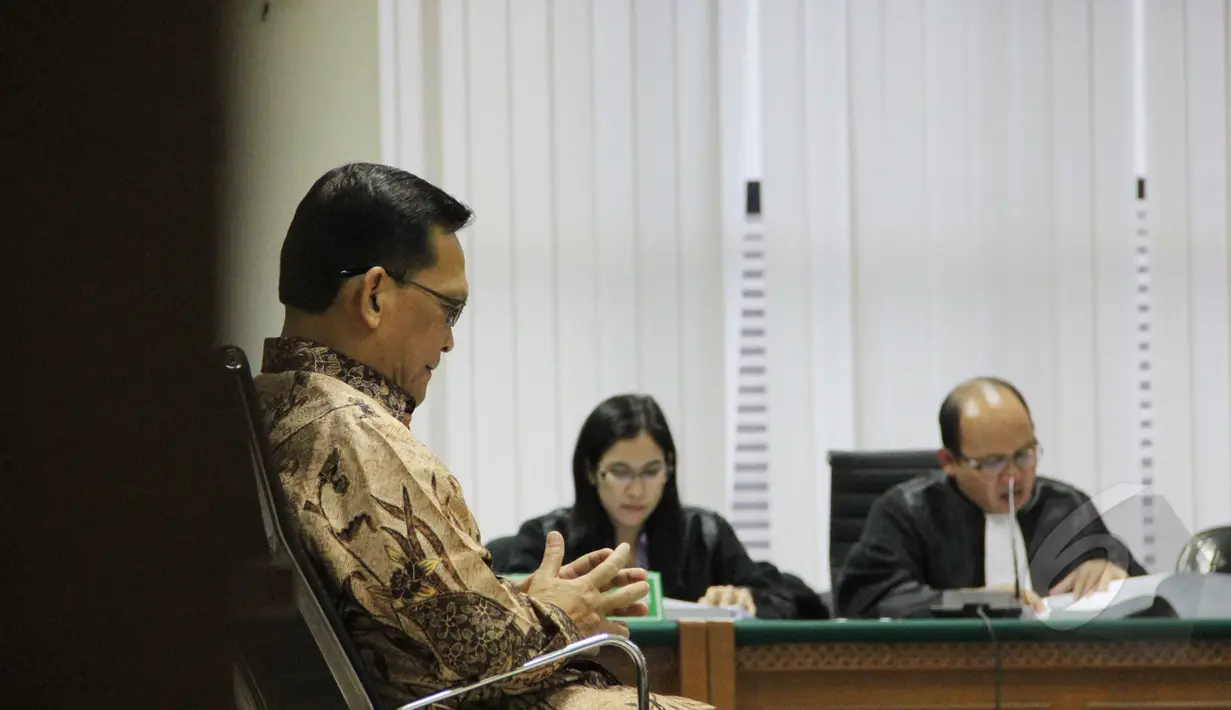 Terdakwa kasus dugaan korupsi simulator SIM yang juga mantan Wakil Kepala Korlantas, Brigjen Pol Didik Purnomo tertunduk saat menjalani sidang pembacaan tuntutan oleh JPU KPK di Pengadilan Tipikor, Jakarta, Senin (16/3/2015). (Liputan6.com/Helmi Afandi)