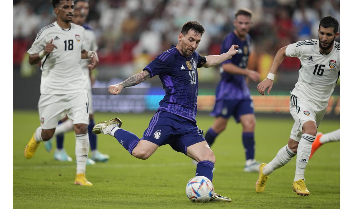 Messi tidak hanya piawai mencetak gol bersama PSG. Di Timnas Argentina ia juga masih bisa memberikan gol. Buktinya pada menit ke-44 Messi akhirnya ikut mencatatkan namanya di papan skor usai memaksimalkan umpan dari Angel Di Maria. (AP Photo/Kamran Jebreili)