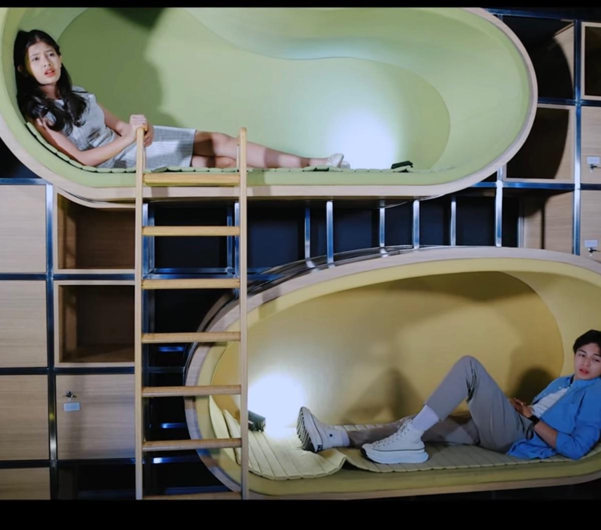 Lagu dan video klip Aku Jatuh Cinta pun digandrungi penggemar. Keduanya dinilai berhasil menyanyikan lagu ini.