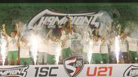 PS TNI meraih gelar juara Indonesia Soccer Championship U-21 setelah mengalahkan Bali United FC 2-1 di Stadion Manahan, Solo, Selasa (13/12/2016). (Bola.com/Romi Syahputra)