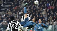 Striker Real Madrid, Cristiano Ronaldo, melakukan tendangan salto saat mencetak gol ke gawang Juventus pada laga Liga Champions di Stadion Allianz, Selasa (3/4/2018). Juventus takluk 0-3 dari Real Madrid. (AFP/Alberto Pizzoli)