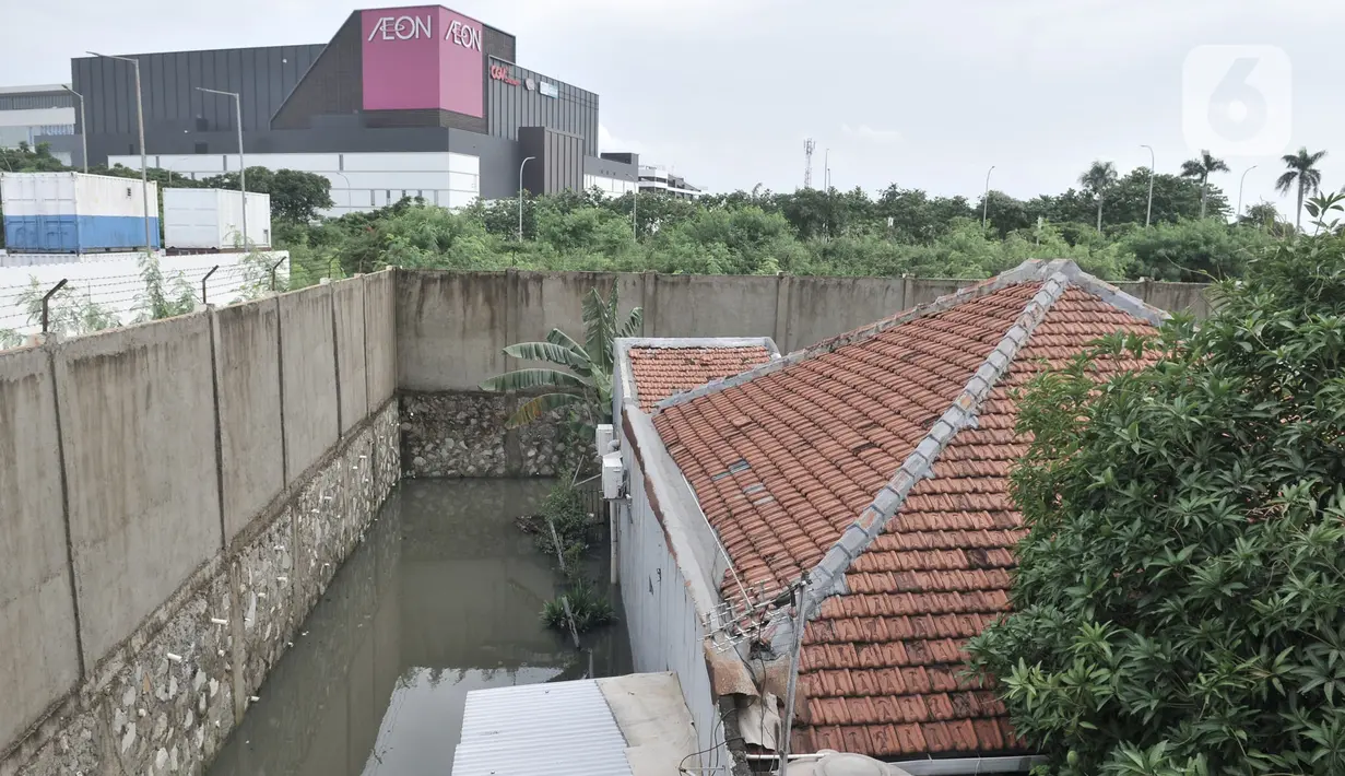 Banjir merendam permukiman warga tepat berada di belakang gedung AEON Mall Jakarta Garden City di Kayu Tinggi, Cakung, Jakarta, Selasa (25/2/2020). Aeon Mall Jakarta Garden City diserang sekelompok warga yang menuding mall sebagai penyebab permukiman mereka kebanjiran. (merdeka.com/Iqbal S Nugroho)