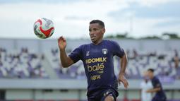 Pemain Persita, Eber Bessa berusaha mengontrol bola dalam laga BRI Super League 2025/2026 melawan Borneo FC di Indomilk Arena, Tangerang, Banten, Jumat (09/01/2026). (Bola.com/Bagaskara Lazuardi)