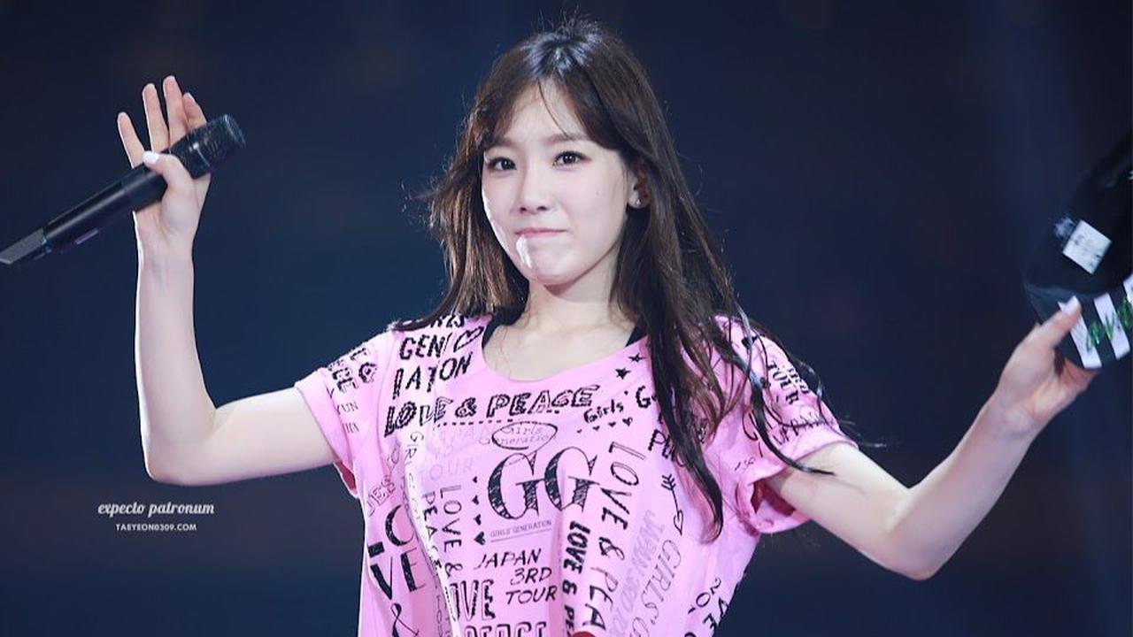 Meski di tengah teman-teman yang memesan makanan laut, sup, dan mi instan, Taeyeon tetap memilih salad sebagai pilihan makanannya.