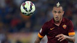 1. Radja Nainggolan, menurut kabar Mirror, gelandang AS Roma ini sudah menyepakati kontrak lima tahun bersama Chelsea. Guna memuluskan kesepakatan itu The Blues menyiapkan dana sebesar 28 juta poundsterling. (AFP/Filippo Monteforte)