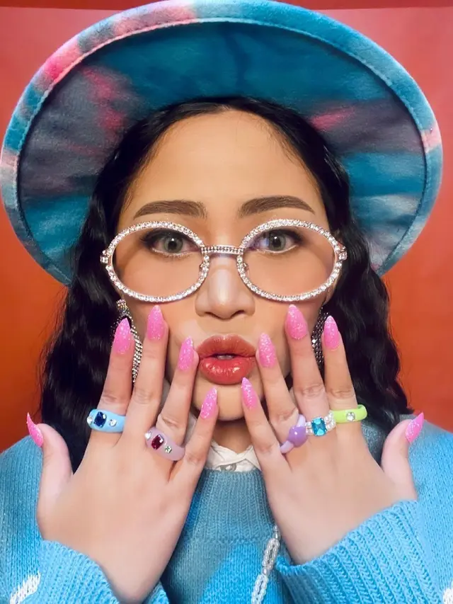Gaya Pemotretan Rachel Vennya Dengan Tema Colorful. (Sumber: Instagram/haqeeu)