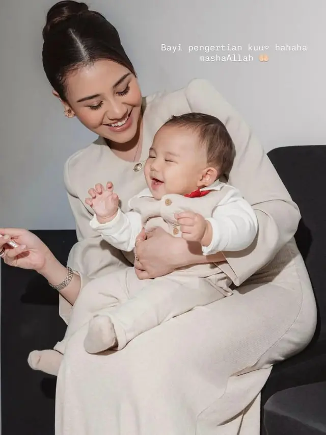 Debut Event Publik, Gaya Kompak Aaliyah Massaid & Baby Arash Kompak dengan Outfit Serasi