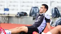 Jens Raven terlihat santai pada sesi latihan bersama Timnas Indonesia U-20 di Stadion Madya, Gelora Bung Karno, Jakarta, Rabu (5/2/2025). (Bola.com/Abdul Aziz)