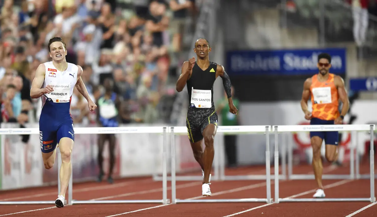 Pelari Norwegia Karsten Warholm (kiri) saat ajang Diamond League di Oslo, Norwegia, Kamis (1/7/2021). Karsten Warholm memecahkan rekor dunia lari gawang 400 meter putra dengan torehan waktu 46,70 detik. (Fredrik Hagen, NTB via AP)