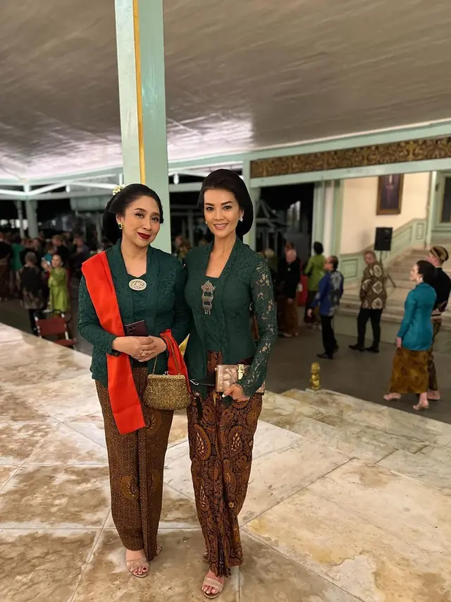 Potret cantik Farah Quinn kenakan kebaya (Sumber: Instagram/@farahquinnofficial)