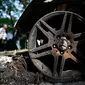 Ban mobil yang hangus terbakar usai aksi demo menentang KTT G20 di Hamburg, Jerman utara, (7/7). Para demonstran bentrok dengan polisi dan membakar mobil patroli dalam kekerasan baru menjelang KTT G20. (AFP Photo/Ronny Hartmann)