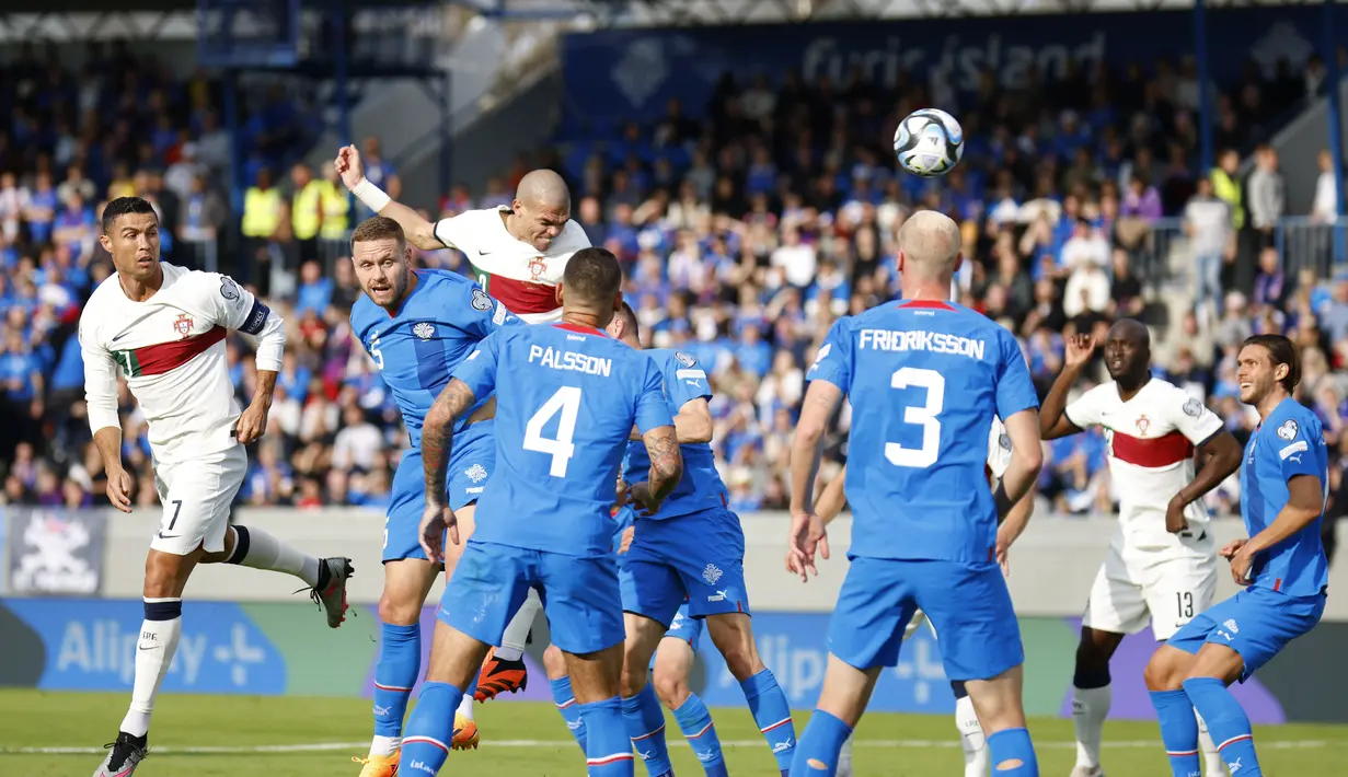 Dalam pertandingan ini Portugal berhasil menguasai permainan dan bermain menyerang. (AP Photo/Brynjar Gunnarsson)