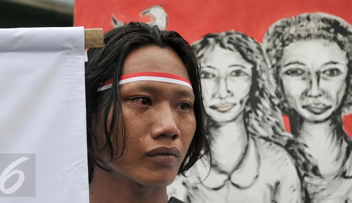 Seorang warga menangis ketika menggelar aksi damai di tengah penggusuran kawasan Bukit Duri, Jakarta, Rabu (28/9). Pemprov DKI akhirnya melakukan penertiban pemukiman warga di Bukit Duri terkait revitalisasi sungai Ciliwung. (Liputan6.com/Yoppy Renato)