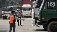 Puluhan petugas gabungan dari unsur Polisi Lalu Lintas dan Dinas Perhubungan Daerah Khusus Jakarta melakukan pengaturan lalu lintas untuk mengurai kemacetan panjang di sekitar Pelabuhan Tanjung Priok, Jakarta, Jumat 18 April 2025. (Liputan6.com/Angga Yuniar)
