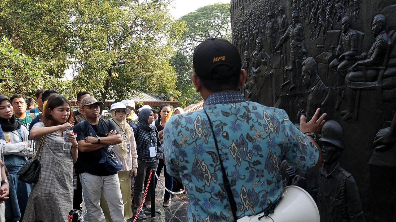 Merdeka.com menggelar Jelajah Histori Merdeka dengan Tema: Tujuh Pahlawan Revolusi pada Sabtu (16/9/2023). Acara ini diikuti puluhan penggemar sejarah yang tergabung dalam Komunitas Sejarah Merdeka.