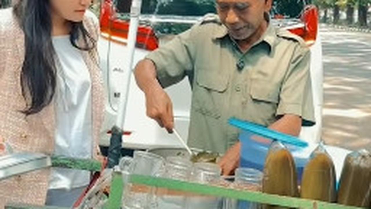 Sosok Pedagang Es Cincau ini Kuasai 4 Bahasa Asing
