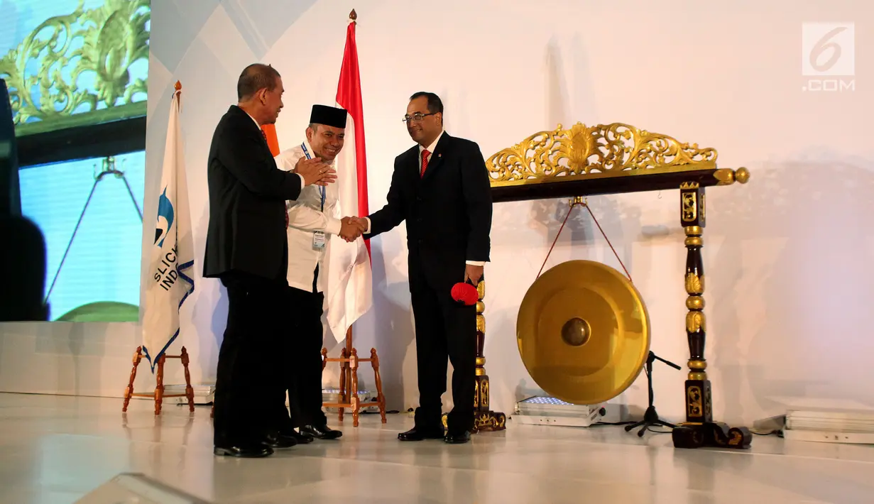 Menhub Budi Karya Sumadi didampingi Chairman Slickbar Indonesia Bayu Satya dan Ketua Badan Pembina Universitas Balikpapan Rendi S Ismail seusai pembukaan Simposium Internasional Lingkungan Kelautan, di Jakarta, Rabu (28/11). (Liputan6.com/Johan Tallo)
