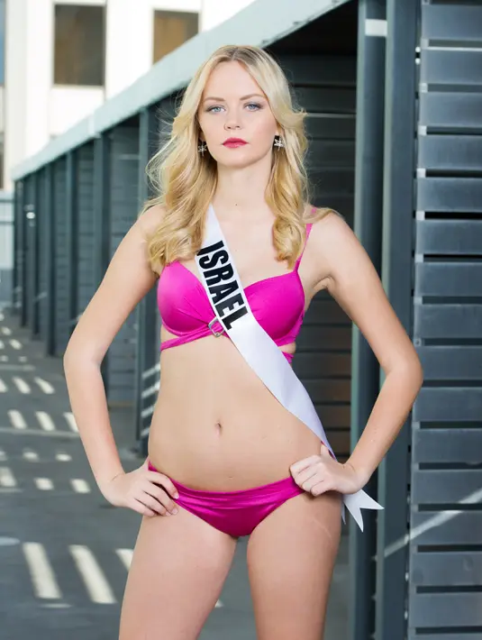 Miss Israel, Avigail Alfatov saat pemotretan dengan pakaian renang di Las Vegas, Rabu (2/12). Mereka akan memperebutkan gelar Miss Universe menggantikan Miss Universe 2014 Paulina Vega. (AFP PHOTO/Miss Universe Organization/DARREN DECKER)