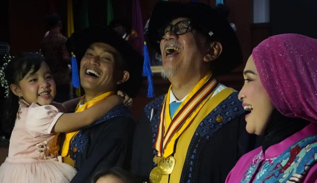 "Prof Rina Indiastuti selaku Rektor UNPAD dalam acara Wisuda hari ini bukan saja memberi gelar Doktor tapi juga gelar sbg wisudawan tertua kpd saya." tulis Deddy Mizwar. [Instagram/deddy_mizwar]