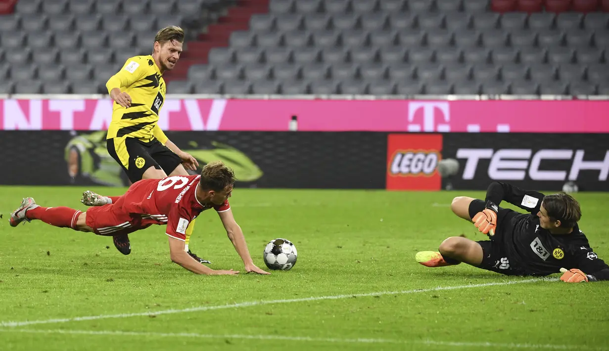 Bek Bayern Munchen, Joshua Kimmich, berusaha mencetak gol ke gawang Borussia Dortmund pada laga Piala Super Jerman di Allianz Arena, Kamis (1/10/2020) dini hari WIB. Bayern Munchen menang 3-2 atas Borussia Dortmund. (Sven Hoppe/Pool via AP)