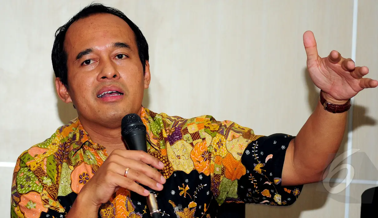 Nico Harjanto, Ketua Populi Center saat memberikan keterangan hasil temuan mereka terkait dana siluman, Jakarta, Rabu (19/3/2015). Hasil survei 42,6 persen publik percaya kepada Ahok dalam menanggapi isu tersebut.(Liputan6.com/Yoppy Renato)