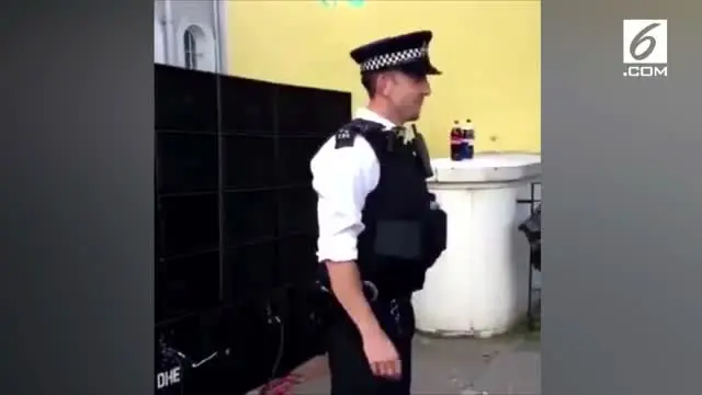 Seorang polisi menarik perhatian saat bertugas di Festival Notting Hill.